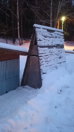 Eine Hightech-Toilette im Wald